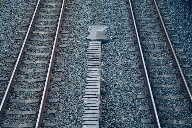 vías del tren viejo en la estación en la calle