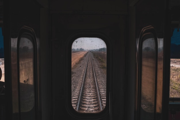 Las vías vistas a través de la ventana del tren