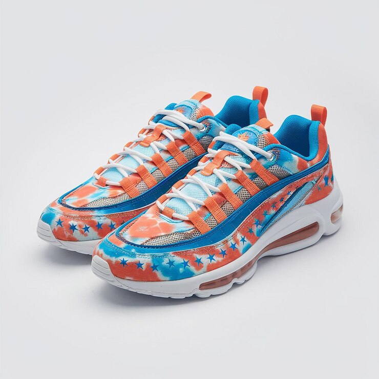 Vibes de verano zapatillas de deporte sobre un fondo blanco