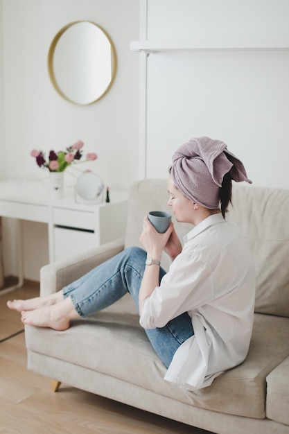 Vibraciones hogareñas acogedoras Mujer bebiendo café y disfrutando de un estado de ánimo relajado por la mañana quedarse en casa estilo de vida