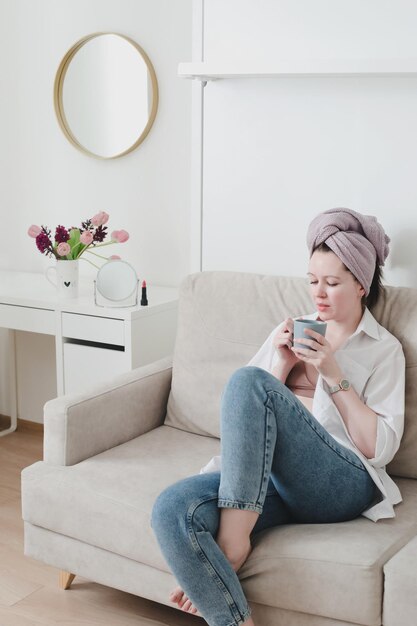 Vibraciones hogareñas acogedoras Mujer bebiendo café y disfrutando de un estado de ánimo relajado por la mañana quedarse en casa estilo de vida