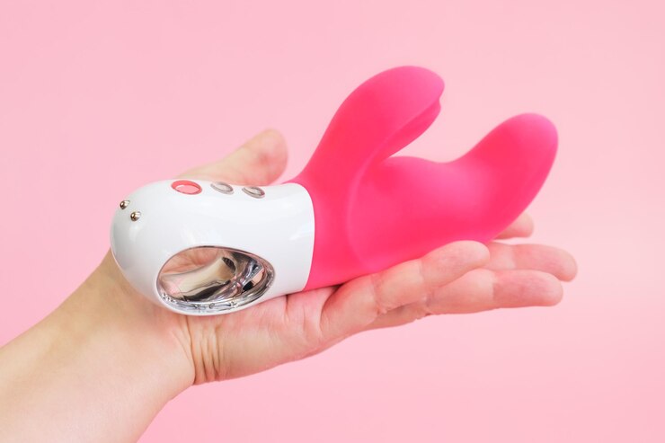 Foto vibrador no conceito de brinquedos sexuais de mão feminina