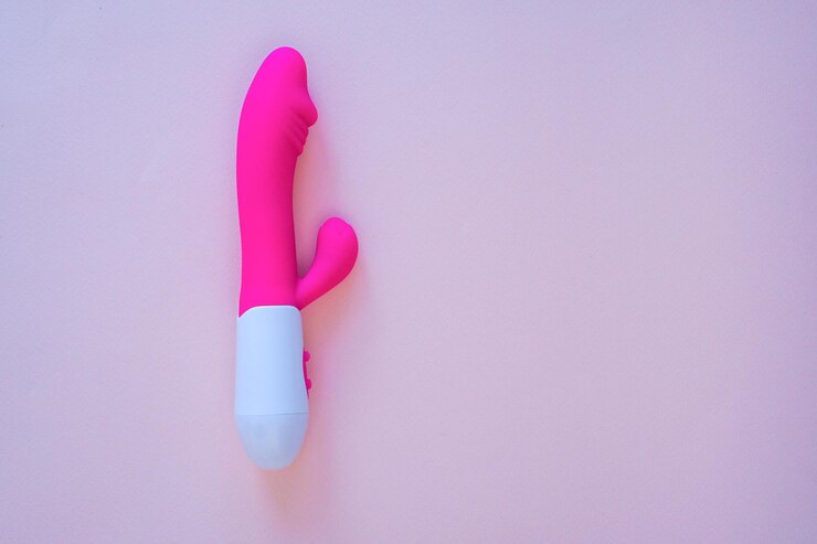 Foto vibrador rosa isolado no fundo rosa. brinquedos sexuais para adultos.