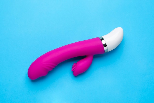 Vibrador vaginal rosa sobre fundo azul claro vista superior Brinquedo sexual