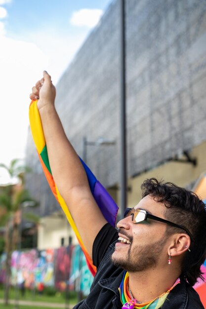 Vibrante y alegre, un hombre gay radiante de orgullo en un parque soleado