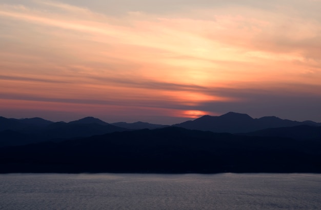 Vibrante Cloudscape al amanecer