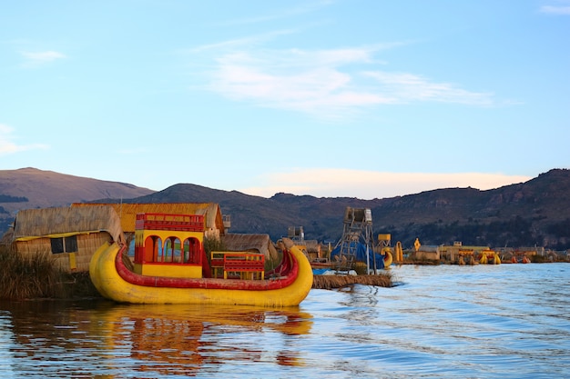 Vibrante color tradicional Totora Reed barcos en el lago Titicaca, famosa isla flotante de Uros de Puno, Perú