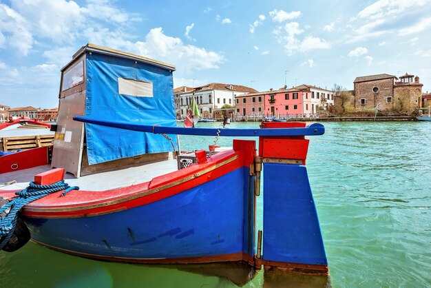 Vibrante colorido azul e vermelho barco estacionado na lagoa veneziana