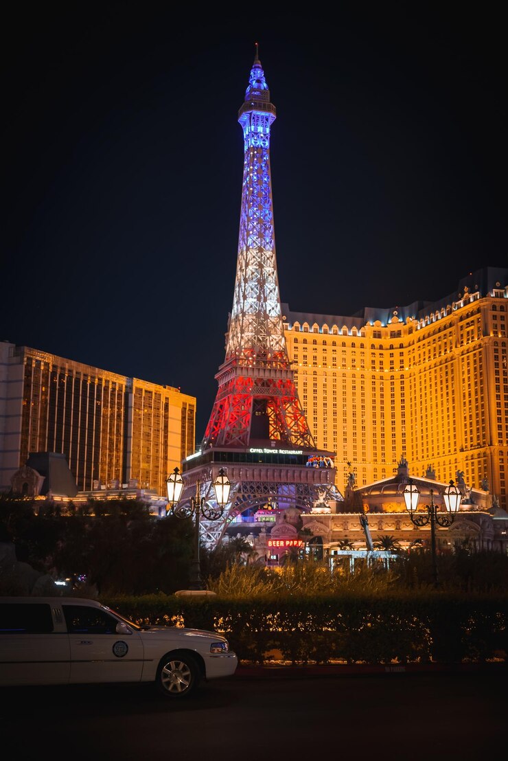 Foto vibrante escena nocturna de striptease en las vegas con una réplica de la torre eiffel