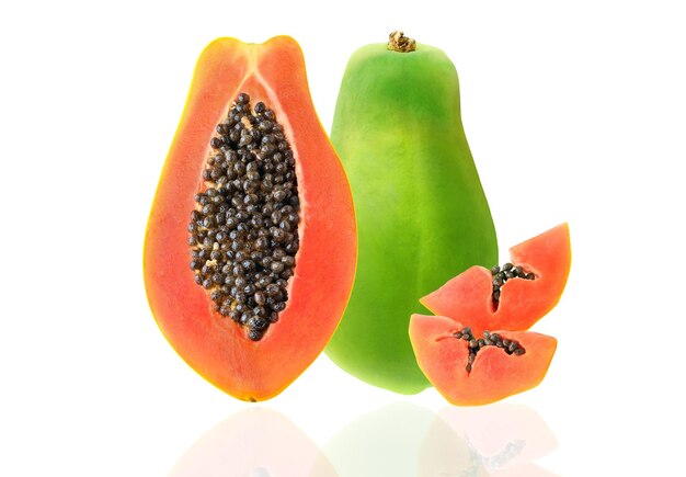 Foto una vibrante exhibición de papaya con una fruta verde entera una papaya dividida en dos que muestra su carne naranja y semillas negras y pedazos cortados que personifican la frescura tropical