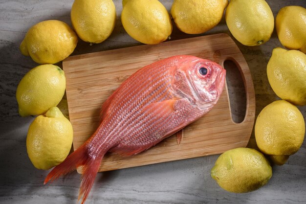 Vibrante primer plano de pargo rojo fresco y crudo con un toque de limón picante en 4K