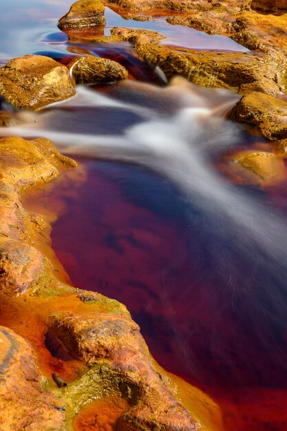 El vibrante río rio tinto con aguas rojas ricas en hierro