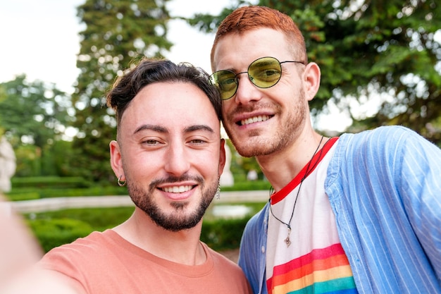 Foto una vibrante selfie de parejas lgbt captura su alegre vínculo en el parque