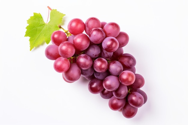 Vibrante uva roja cautivadora vista de arriba sobre un fondo blanco prístino Relación de aspecto 32