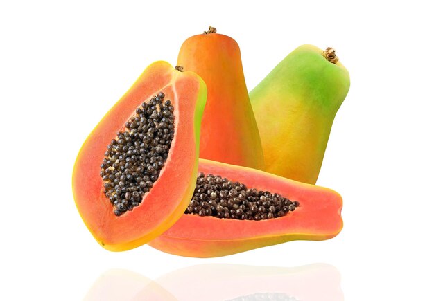 Foto una vibrante variedad de papayas con frutos enteros en tonos de verde a amarillo y papayas divididas a la mitad que revelan carne naranja y semillas negras que personifican la riqueza tropical