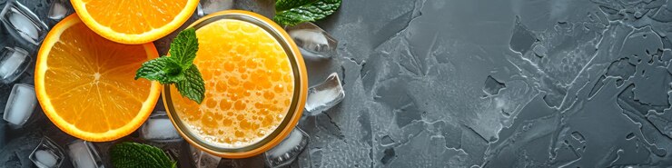 Las vibrantes gotas refrescantes brillan irradiando el aroma picante y el atractivo picante del jugo de naranja fresco