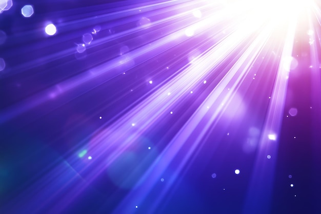 Los vibrantes rayos de luz filtran a través de un telón de fondo celeste en un impresionante gradiente púrpura y azul al crepúsculo