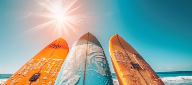 Foto vibrantes tablas de surf bajo un cielo azul claro para vacaciones de verano junto al mar perfecto concepto de vacaciones