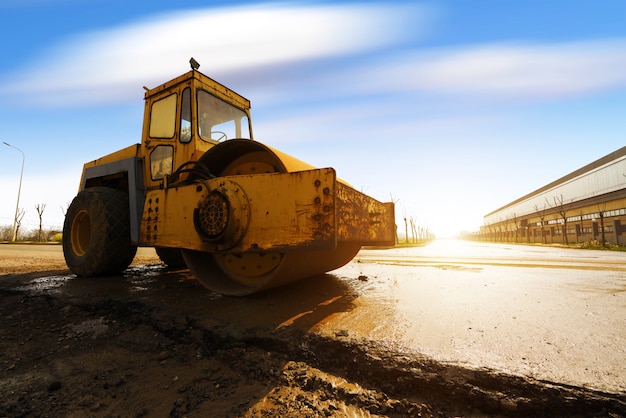 Vibrationsbodenverdichter, der an Landstraßenbaustelle arbeitet