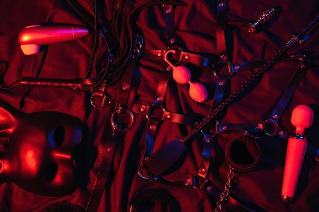 Vibrator Peitsche Handschellen und Maske für BDSM-Sex mit Unterwerfung und Dominanz Set mit erotischen Sexspielzeugen für Erwachsene