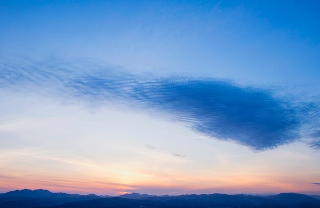 Vibrierendes Cloudscape bei Sonnenaufgang