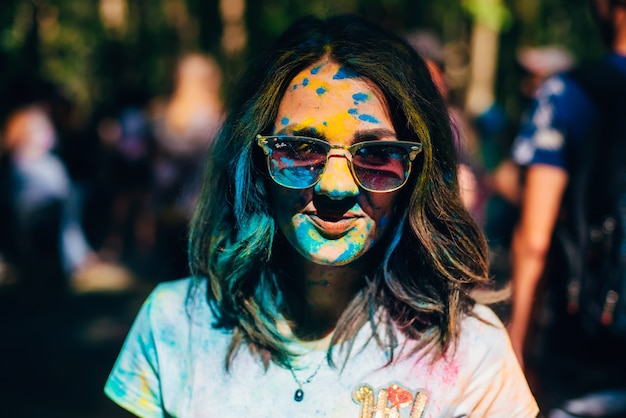 VICHUGA, RÚSSIA - 17 DE JUNHO DE 2018: Festival de cores Holi. Retrato de uma jovem feliz