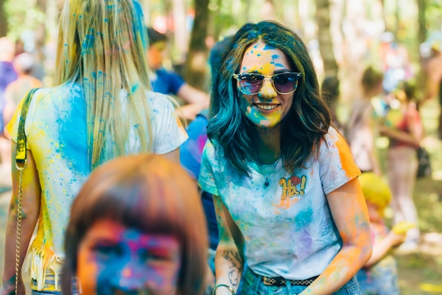 VICHUGA, RÚSSIA - 17 DE JUNHO DE 2018: Festival de cores Holi. Retrato de uma menina feliz com o rosto pintado