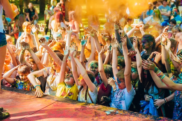 VICHUGA, RÚSSIA - 17 DE JUNHO DE 2018: Uma multidão de pessoas felizes na celebração do festival de cores Holi