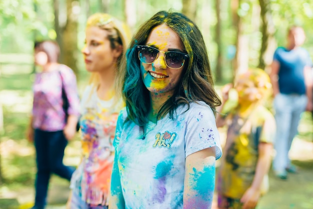 VICHUGA, Rusia - 17 de junio de 2018: Festival de colores Holi. Retrato de una joven feliz