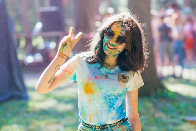 VICHUGA, Rusia - 17 de junio de 2018: Festival de colores Holi. Retrato de una joven feliz