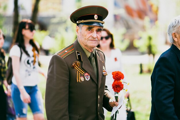 VICHUGA RUSIA 9 de mayo de 2016 Un veterano de la Segunda Guerra Mundial en el desfile del día de la victoria en Rusia La marcha del regimiento inmortal