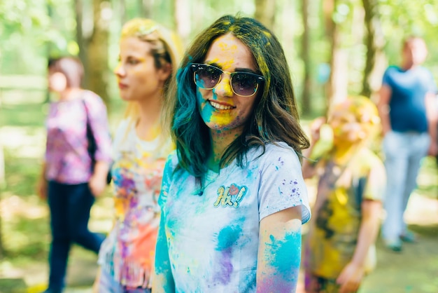 Vichuga, rússia - 17 de junho de 2018: festival de cores holi. retrato de uma jovem feliz