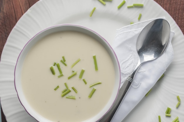 Vichyssoise con crema de patatas y puerros