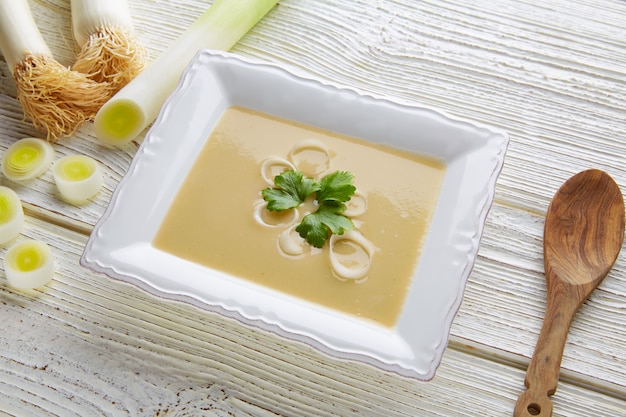 Vichyssoise-Cremesuppe mit Lauch auf weißem Holz