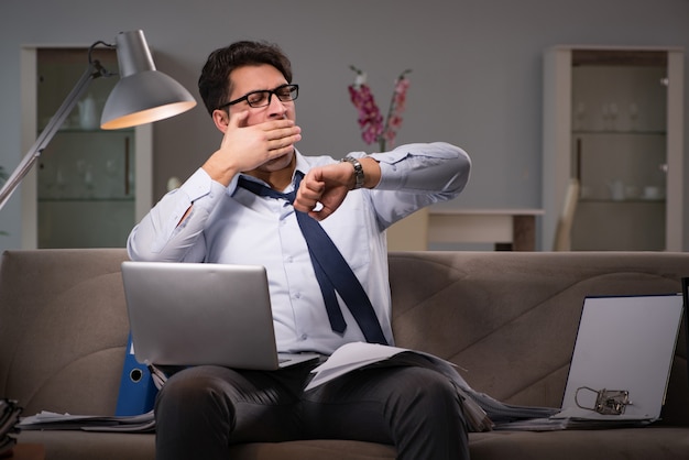 Viciado em trabalho do empresário trabalhando até tarde em casa