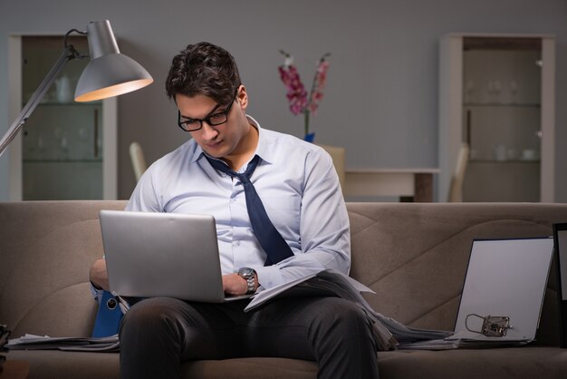 Viciado em trabalho do empresário trabalhando até tarde em casa