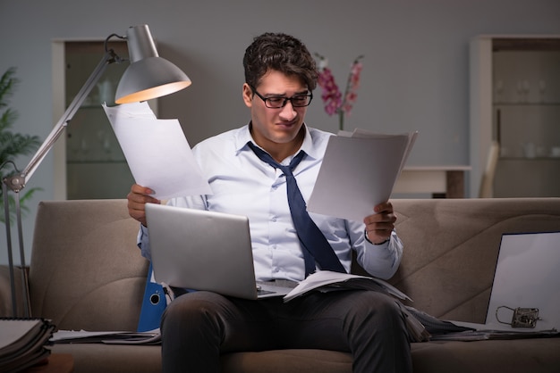 Viciado em trabalho do empresário trabalhando até tarde em casa