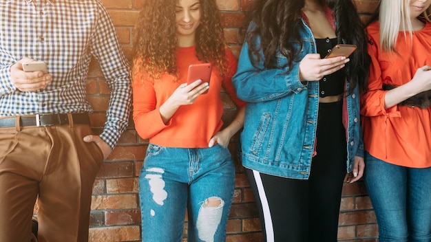 Vício em mídia social. remar pessoas com smartphones. estilo de vida da geração do milênio. lazer tecnológico.