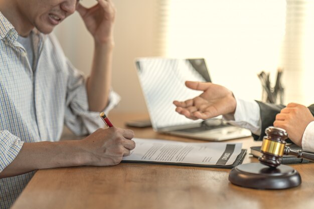 Las víctimas reclaman con un abogado los contratos injustos en la compra de viviendas