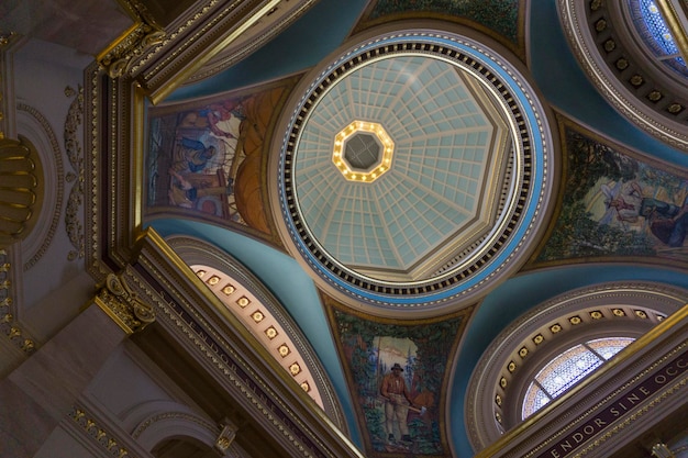 VICTORIA CANADÁ EL 26 DE SEPTIEMBRE DE 2018 Interior de la cúpula ornamentada del edificio del Parlamento de Colombia Británica