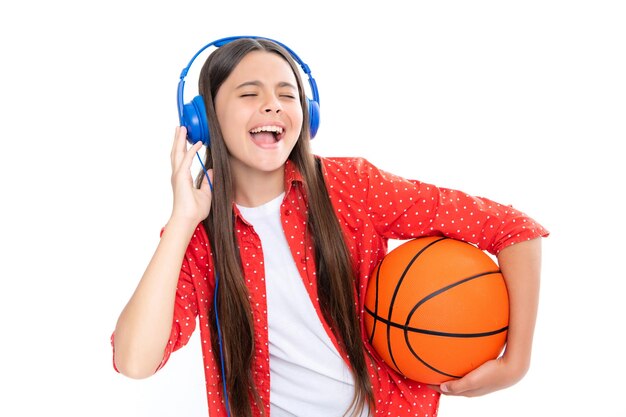 Victoria ganando el juego Chica adolescente con pelota de baloncesto Deporte y música