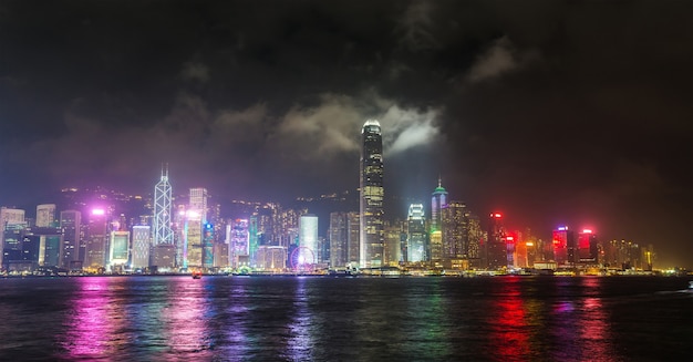 Victoria Harbour em Hong Kong ao pôr do sol