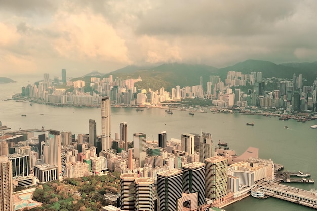 Victoria Harbour Luftbild und Skyline in Hongkong mit städtischen Wolkenkratzern in Gelbton.