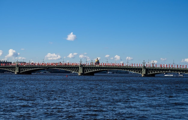 Victory Day 9 de maio o voo de aeronaves sobre o Neva São Petersburgo