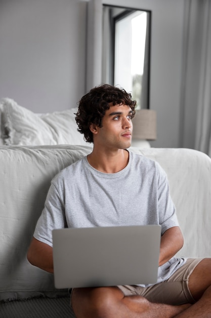 Foto la vida en casa relajándose en la computadora