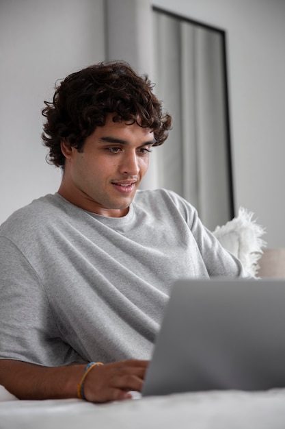 Foto la vida en casa relajándose en la computadora