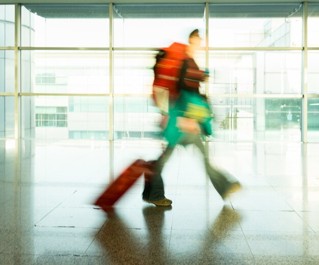 Vida de la ciudad, gente borrosa caminando en el aeropuerto