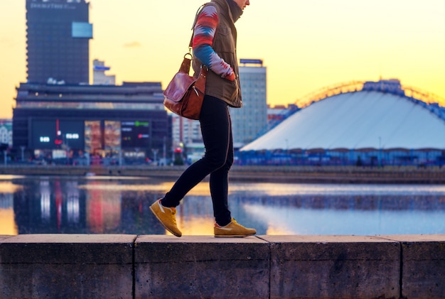 La vida de la ciudad en la hora del atardecer