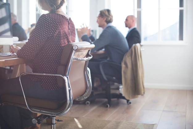 La vida cotidiana de los empresarios en la oficina.