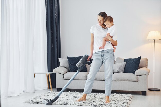 Vida doméstica La madre con su pequeña hija está en casa juntos